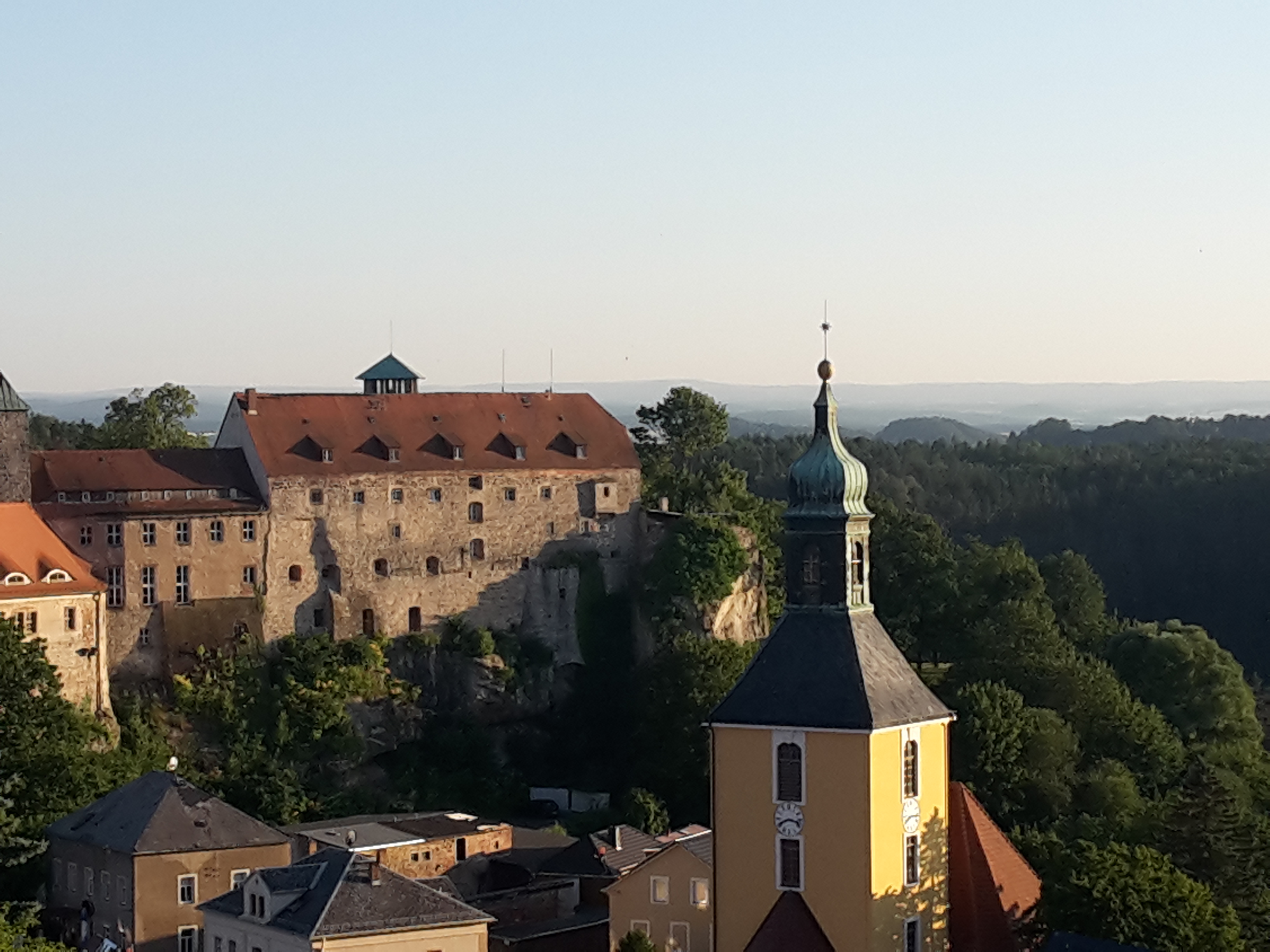 Blick über Hohnstein zur Burg